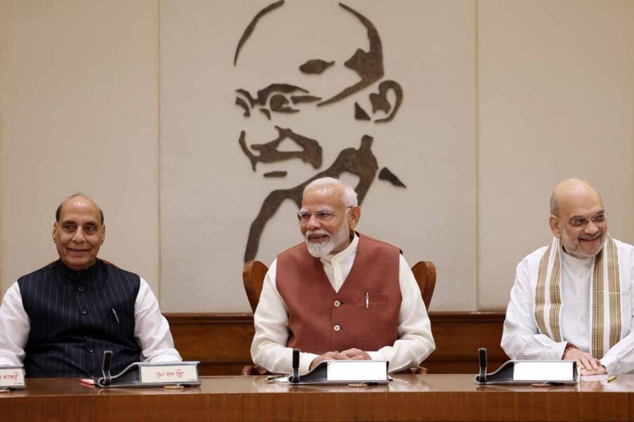 PM Modi with Rajnath (L) and Amit Shah (R).